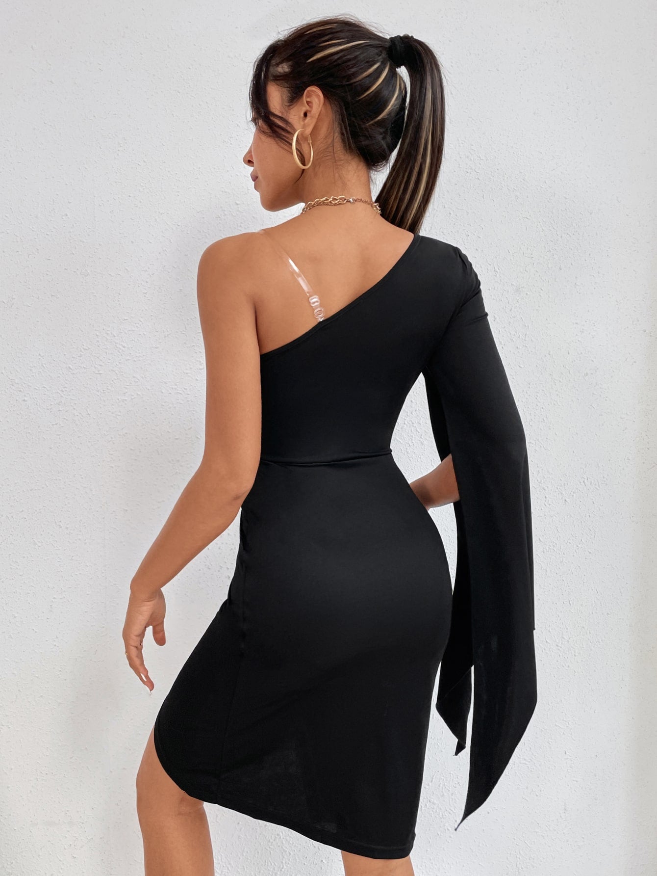 Robe transparent sangle à col asymétrique avec manches fendues